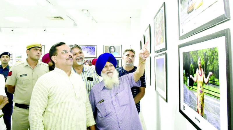 Haryana Finance Minister Capt Abhimanyu Looking photos of Santokh Singh, Chief Photographer of Spokesman