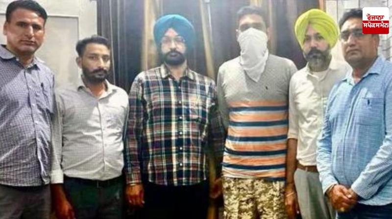ਵਿਜੀਲੈਂਸ ਵਲੋਂ ਫੜਿਆ ਗਿਆ ਮੁਲਜ਼ਮ ਵਿਜੀਲੈਂਸ ਵਲੋਂ ਫੜਿਆ ਗਿਆ ਮੁਲਜ਼ਮ