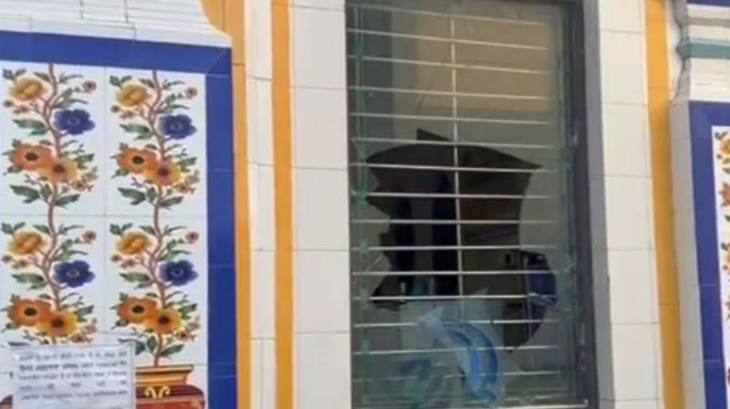 Bathinda News: The mischievous elements broke the glass of Gurdwara Sahib, the incident was caught on CCTV, investigation started Bathinda News: The mischievous elements broke the glass of Gurdwara Sahib, the incident was caught on CCTV, investigation started