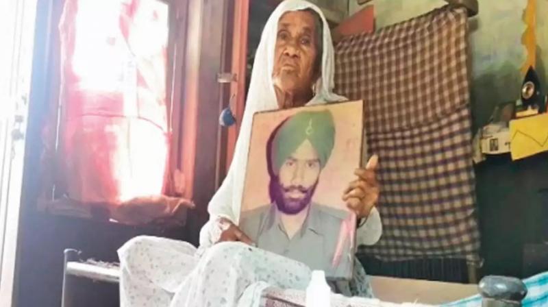 Kargil martyr Naik Nirmal Singh Kusla's mother forced to work Kargil martyr Naik Nirmal Singh Kusla's mother forced to work