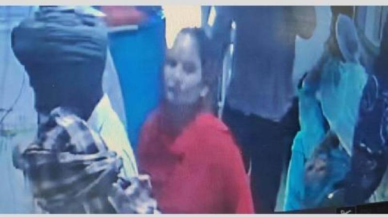 Female robbers carried out the incident in the bank Female robbers carried out the incident in the bank