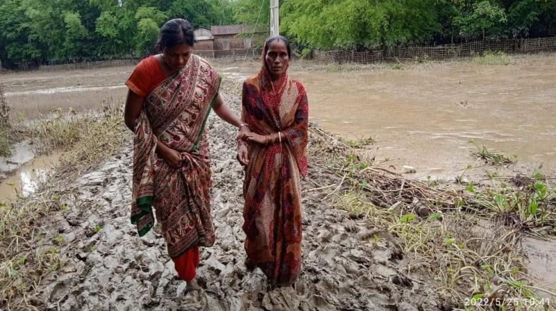 IAS officer wades through mud to take stock of flood-hit areas in Assam IAS officer wades through mud to take stock of flood-hit areas in Assam