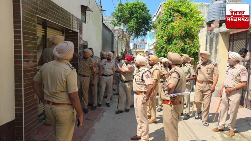 On the 222nd day of the police arrested 77 drug smugglers along with 17.7 kg heroin and drug money worth Rs 15 lakh. On the 222nd day of the police arrested 77 drug smugglers along with 17.7 kg heroin and drug money worth Rs 15 lakh.