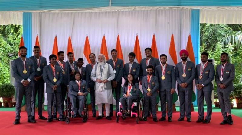 PM Modi met Indian contingent who participated in Tokyo Paralympics
