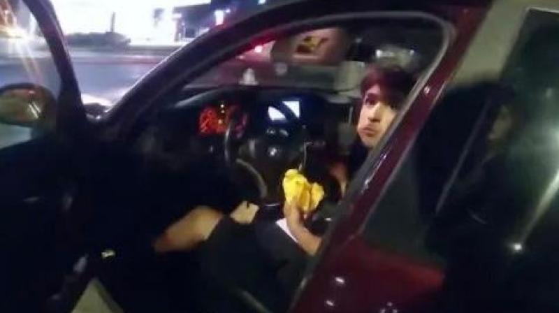  The police shot at a young man eating a burger in the car, the video went viral