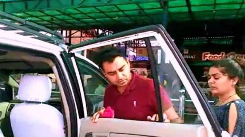 Rovers Loot 10 Lacs From NRI Couple Rovers Loot 10 Lacs From NRI Couple
