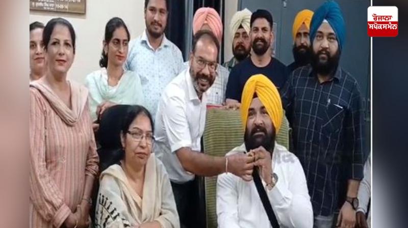 Mp ਸਰਬਜੀਤ ਸਿੰਘ ਖਾਲਸਾ ਪੱਤਰਕਾਰਾਂ ਨਾਲ ਗੱਲਬਾਤ ਕਰਦੇ ਹੋਏ Mp ਸਰਬਜੀਤ ਸਿੰਘ ਖਾਲਸਾ ਪੱਤਰਕਾਰਾਂ ਨਾਲ ਗੱਲਬਾਤ ਕਰਦੇ ਹੋਏ