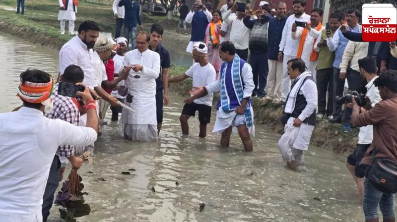 Shivraj Singh Chouhan: Shivraj Chouhan entered the Darbhanga pond, discussed with Makhana producing farmers Shivraj Singh Chouhan: Shivraj Chouhan entered the Darbhanga pond, discussed with Makhana producing farmers