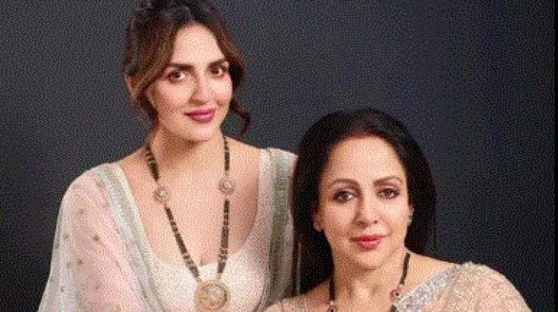  esha deol  with Hema Malini