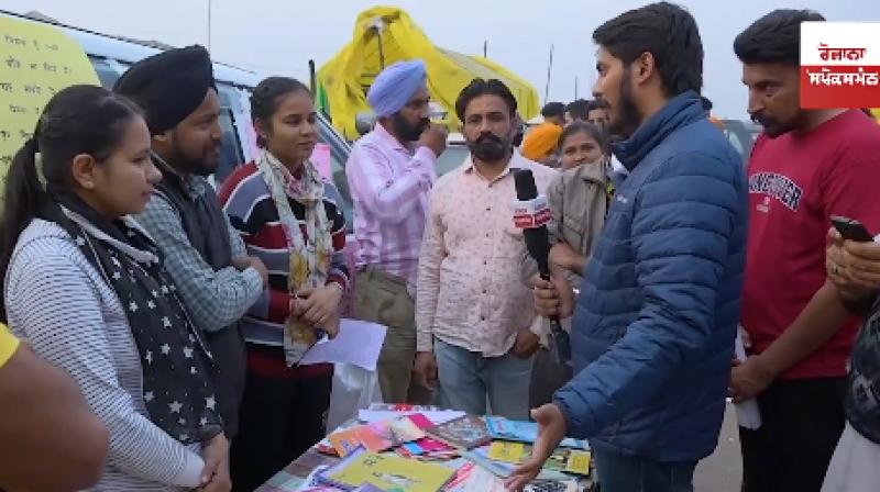 Punjabi University Students Distribute Free books at Kundli Border