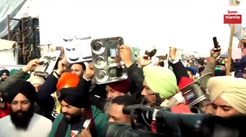 Farmers thali bajao protest during Modis Mann ki Baat Farmers thali bajao protest during Modis Mann ki Baat