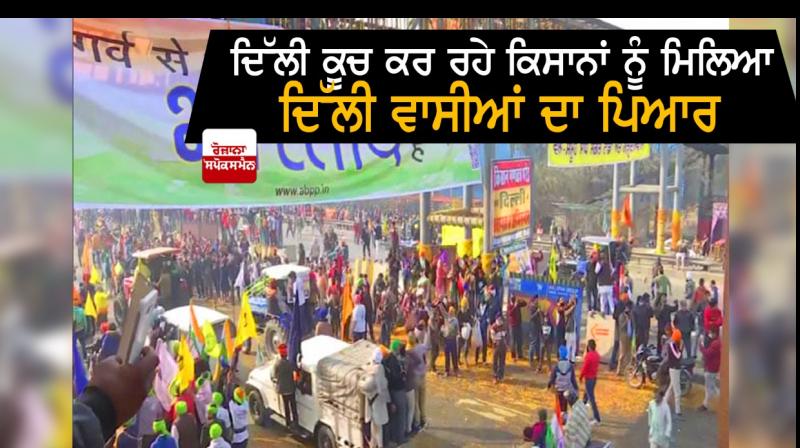 Locals in delhi shower flower petals on farmers Locals in delhi shower flower petals on farmers