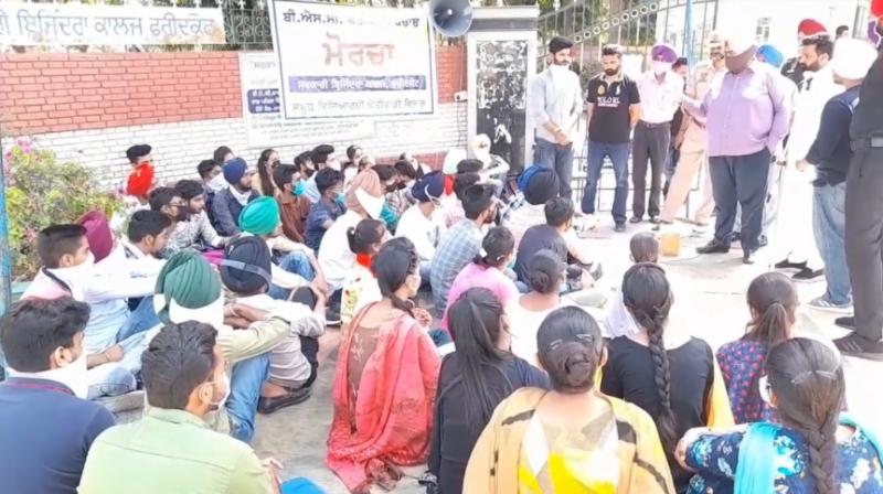 Students continue dharna to save BSC department of Government Barjindra College, Faridkot Students continue dharna to save BSC department of Government Barjindra College, Faridkot