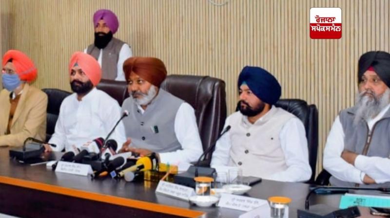 ਕੈਬਨਿਟ ਮੰਤਰੀ ਹਰਪਾਲ ਸਿੰਘ ਚੀਮਾ ਪੱਤਰਕਾਰਾਂ ਨੂੰ ਜਾਣਕਾਰੀ ਦਿੰਦੇ ਹੋਏ ਕੈਬਨਿਟ ਮੰਤਰੀ ਹਰਪਾਲ ਸਿੰਘ ਚੀਮਾ ਪੱਤਰਕਾਰਾਂ ਨੂੰ ਜਾਣਕਾਰੀ ਦਿੰਦੇ ਹੋਏ