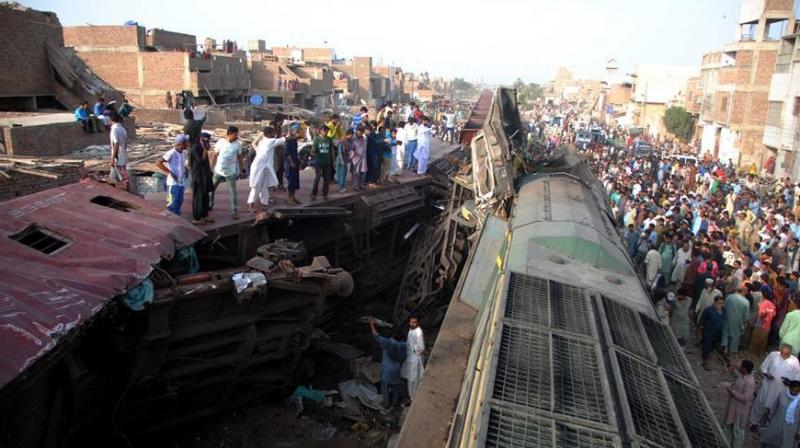 Three dies in train accident in Pakistan Three dies in train accident in Pakistan