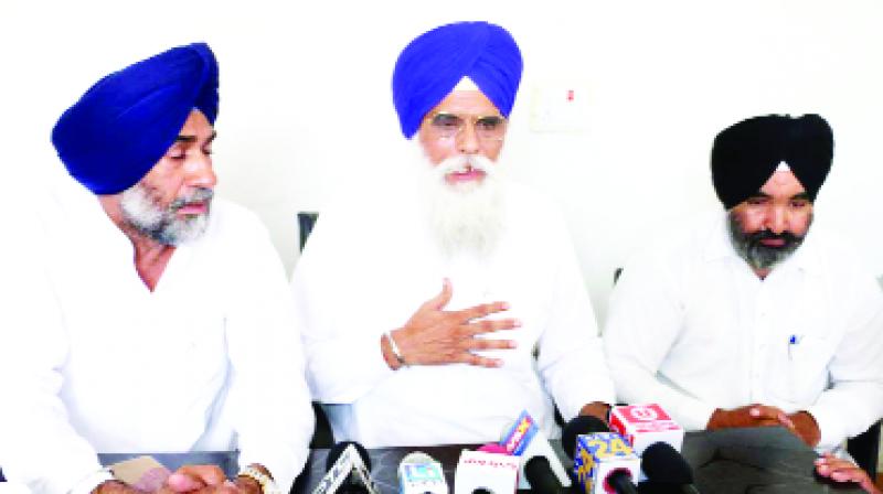 Talking to journalists Taksali Akali leader Jathedar Makhan Singh Nangal and his fellow Talking to journalists Taksali Akali leader Jathedar Makhan Singh Nangal and his fellow