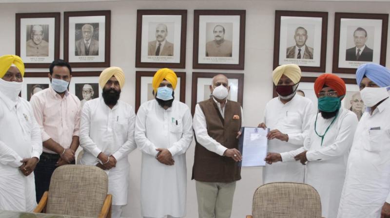 AAP submits memorandum to Punjab Governor for dismissal of corrupt ministers AAP submits memorandum to Punjab Governor for dismissal of corrupt ministers
