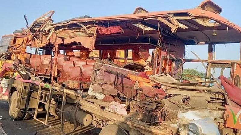 10 dead as bus collides with truck in Maharashtra 10 dead as bus collides with truck in Maharashtra