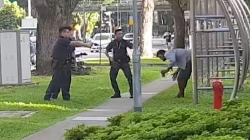 Drunk Indian attacks cop in Singapore Drunk Indian attacks cop in Singapore