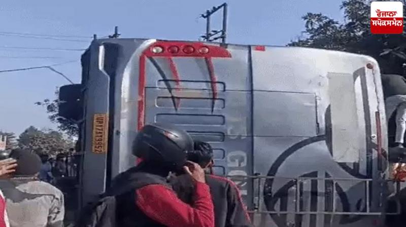 Volvo bus coming from Delhi to Lucknow overturned News Volvo bus coming from Delhi to Lucknow overturned News