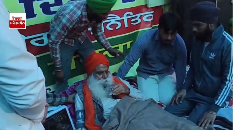 ਡੱਲੇਵਾਲ ਦੀ ਸਿਹਤ ਦੀ ਜਾਂਚ ਕਰਦੇ ਹੋਏ ਡਾਕਟਰ ਡੱਲੇਵਾਲ ਦੀ ਸਿਹਤ ਦੀ ਜਾਂਚ ਕਰਦੇ ਹੋਏ ਡਾਕਟਰ