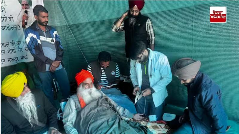 ਡਾਕਟਰ ਕਿਸਾਨ ਆਗੂ ਜਗਜੀਤ ਸਿੰਘ ਡੱਲੇਵਾਲ ਦਾ ਚੈਕਅਪ ਕਰਦੇ ਹੋਏ ਡਾਕਟਰ ਕਿਸਾਨ ਆਗੂ ਜਗਜੀਤ ਸਿੰਘ ਡੱਲੇਵਾਲ ਦਾ ਚੈਕਅਪ ਕਰਦੇ ਹੋਏ