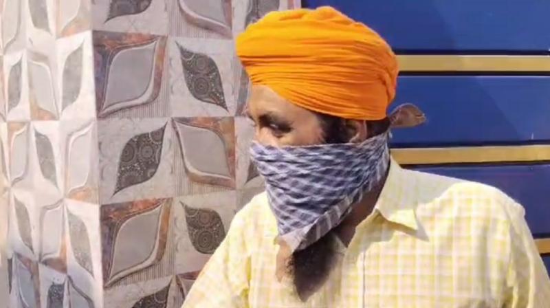 ਪੁਲਿਸ ਮੁਲਜ਼ਮ ਨੂੰ ਗ੍ਰਿਫ਼ਤਾਰ ਕਰਕੇ ਲਿਜਾਂਦੀ ਹੋਈ ਪੁਲਿਸ ਮੁਲਜ਼ਮ ਨੂੰ ਗ੍ਰਿਫ਼ਤਾਰ ਕਰਕੇ ਲਿਜਾਂਦੀ ਹੋਈ