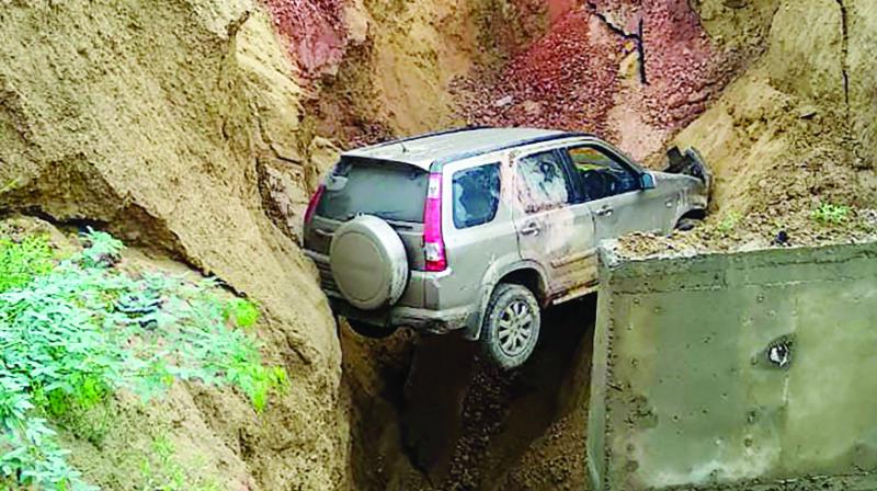 SUV falling in the gorge SUV falling in the gorge