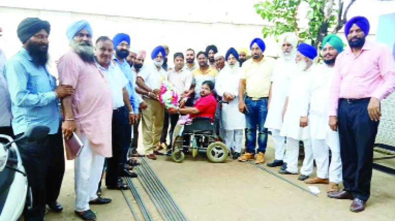 Welcoming Jathedar Ranjit Singh Talwandi, the Akali leaders and workers Welcoming Jathedar Ranjit Singh Talwandi, the Akali leaders and workers