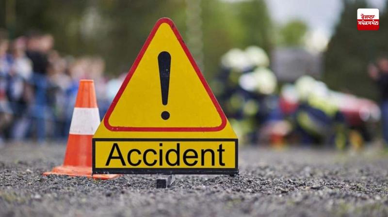Terrible collision between bus and van in Bareilly, 3 dead Terrible collision between bus and van in Bareilly, 3 dead