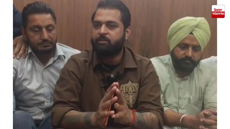 Gulab Sidhu apologizes for beating up Sarpanch in song Gulab Sidhu apologizes for beating up Sarpanch in song