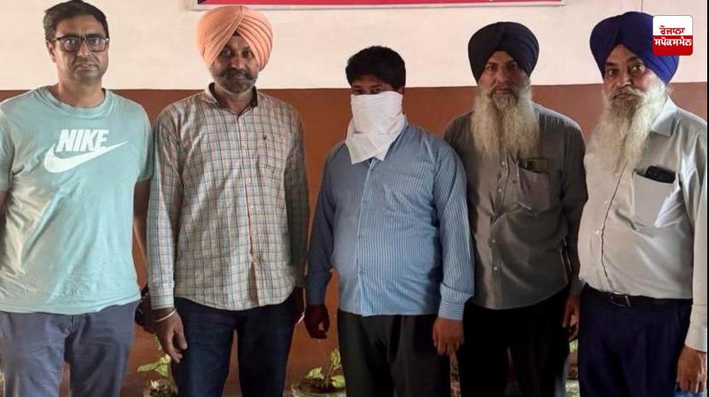 Forest department official caught red-handed taking bribe Forest department official caught red-handed taking bribe