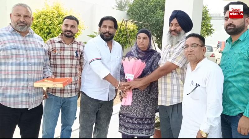 Harmanpreet's parents reach Moga after winning the World Cup