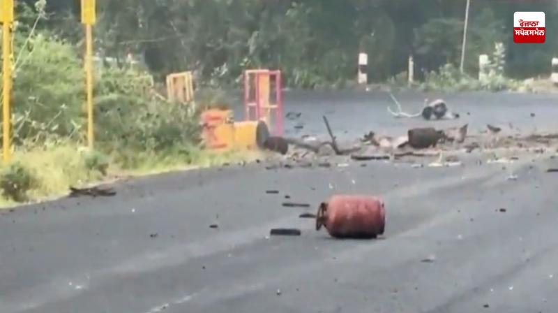 Truck loaded with gas cylinders overturns in Ariyalur