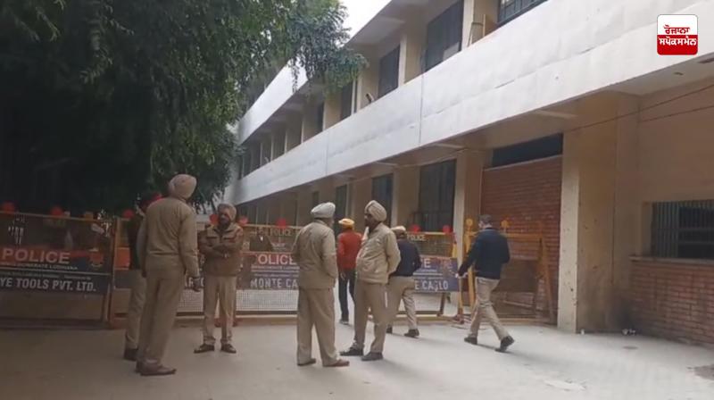 Two parties who came to attend the hearing clashed, three injured