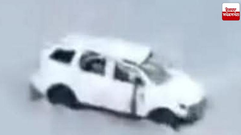 Car falls 400 feet into river in Drass, Kargil Car falls 400 feet into river in Drass, Kargil