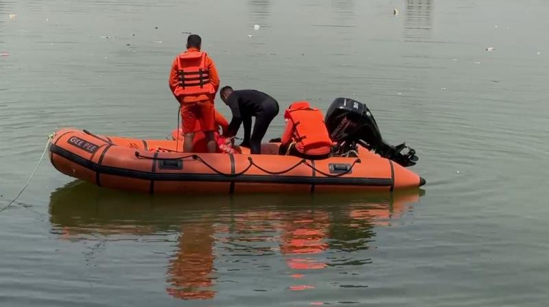 ਟੀਮਾਂ ਬਚਾਅ ਕਾਰਜ ’ਚ ਲੱਗੀਆਂ ਹੋਈਆਂ ਟੀਮਾਂ ਬਚਾਅ ਕਾਰਜ ’ਚ ਲੱਗੀਆਂ ਹੋਈਆਂ