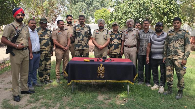 BSF ਤੇ ਪੁਲਿਸ ਮੁਲਾਜ਼ਮ ਜਾਣਕਾਰੀ ਦਿੰਦੇ ਹੋਏ BSF ਤੇ ਪੁਲਿਸ ਮੁਲਾਜ਼ਮ ਜਾਣਕਾਰੀ ਦਿੰਦੇ ਹੋਏ