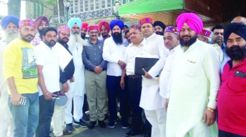 Taxis Union giving Memorandum to Transport Minister Gobind Thakur 