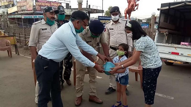 A 6 year old girl reached police station help poor break piggy bank betul A 6 year old girl reached police station help poor break piggy bank betul