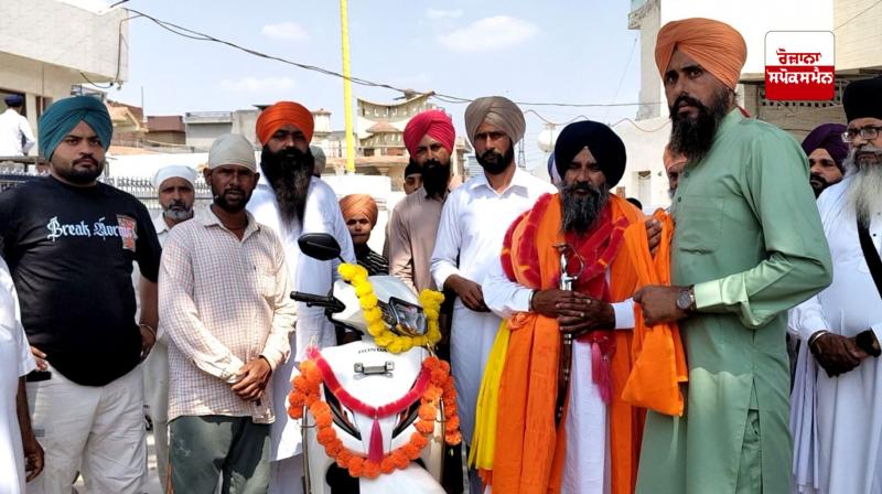 ਸੇਵਾ ਮੁਕਤ ਹੋਣ ’ਤੇ ਗ੍ਰੰਥੀ ਸਿੰਘ ਨੂੰ ਪਿੰਡ ਵਾਸੀਆਂ ਨੇ ਗੱਡੀਆਂ ਦੇ ਵੱਡੇ ਕਾਫਲੇ ’ਚ ਦਿੱਤੀ ਵਿਦਾਈ ਸੇਵਾ ਮੁਕਤ ਹੋਣ ’ਤੇ ਗ੍ਰੰਥੀ ਸਿੰਘ ਨੂੰ ਪਿੰਡ ਵਾਸੀਆਂ ਨੇ ਗੱਡੀਆਂ ਦੇ ਵੱਡੇ ਕਾਫਲੇ ’ਚ ਦਿੱਤੀ ਵਿਦਾਈ