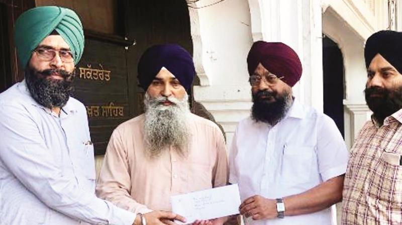 Bhagwant Pal Singh Sachar hands over letter to jathedar Bhagwant Pal Singh Sachar hands over letter to jathedar