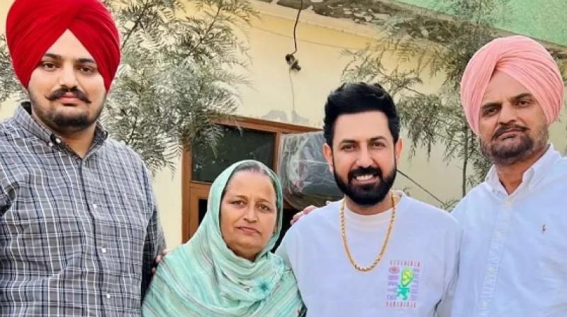 Gippy Grewal with sidhu Moosewala Family Gippy Grewal with sidhu Moosewala Family