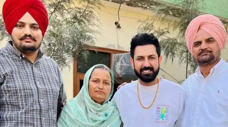 Gippy Grewal with sidhu Moosewala Family 