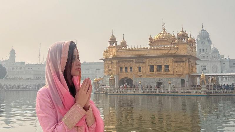 Urfi Javed visits Sri Harmandir Sahib Urfi Javed visits Sri Harmandir Sahib