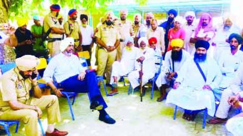 Sangat Giving Information To Police