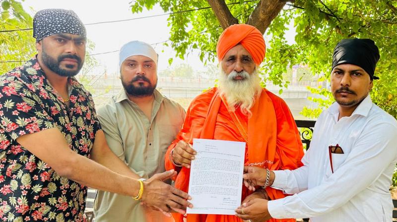 ਪੀੜਤ ਪਰਿਵਾਰ ਰਾਜ ਸਭਾ ਮੈਂਬਰ ਸੰਤ ਬਲਬੀਰ ਸਿੰਘ ਸੀਚੇਵਾਲ ਨੂੰ ਪੱਤਰ ਸੌਂਪਦੇ ਹੋਏ ਪੀੜਤ ਪਰਿਵਾਰ ਰਾਜ ਸਭਾ ਮੈਂਬਰ ਸੰਤ ਬਲਬੀਰ ਸਿੰਘ ਸੀਚੇਵਾਲ ਨੂੰ ਪੱਤਰ ਸੌਂਪਦੇ ਹੋਏ