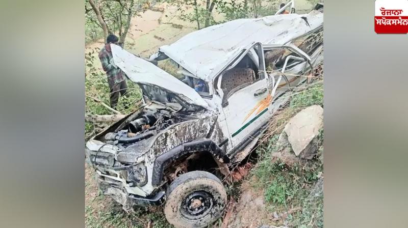 Vehicle fell into a gorge in Mandi Vehicle fell into a gorge in Mandi