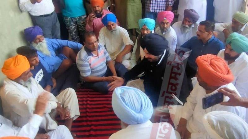 Navjot Singh Sidhu reached the homes of the farmers who lost their lives due to low yield Navjot Singh Sidhu reached the homes of the farmers who lost their lives due to low yield