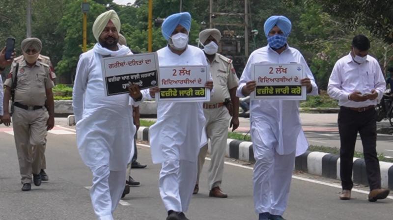 AAP protests in front of Capt Amarinder Singh's residence against scholarship scam AAP protests in front of Capt Amarinder Singh's residence against scholarship scam